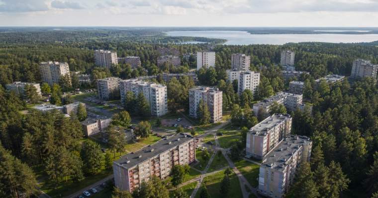 Жилые кварталы Висагинаса среди сосен в спокойный ясный день