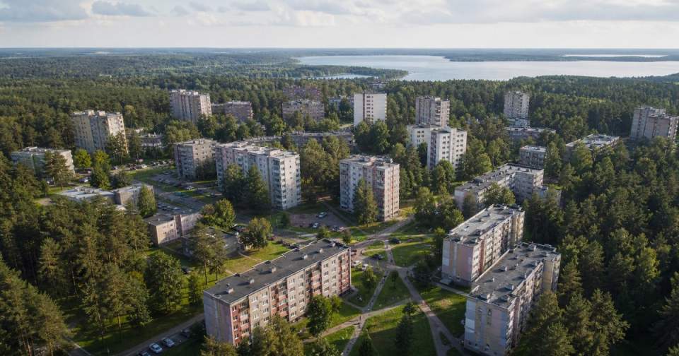 Жилые кварталы Висагинаса среди сосен в спокойный ясный день