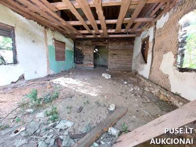 Nekilnojamasis turtas aukcione: Gyvenamasis namas su ūkiniais pastatais Šiaulių r., Pakapės k., 1400 EUR