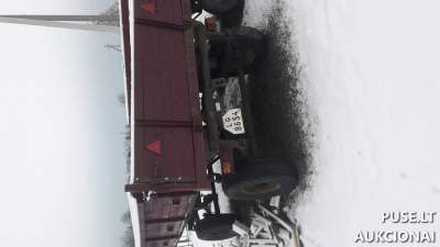 Traktorinė priekaba 2PTS-4 aukcione nuo 294 EUR, Varėnos rajonas. Reikalingas remontas.