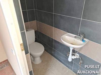 Administracinis pastatas su ūkiniais pastatais ir 0.21 ha sklypu Švenčionių r. Sariuose, pradinė kaina 38517 EUR