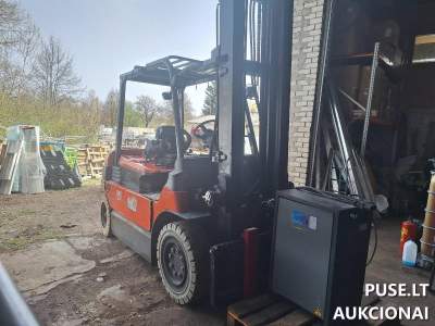 Parduodamas Toyota šakinis krautuvas (4000kg) aukcione nuo 2800 EUR Trakuose