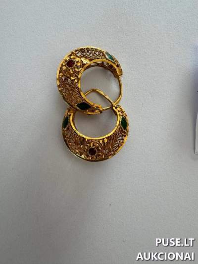 Aukcione parduodami 375 prabos auskarai su žaliais akmenimis 248 EUR