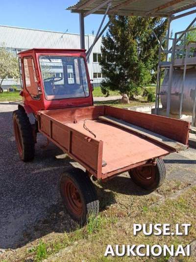 Neveikiantis traktorius T-16MG parduodamas aukcione pradine kaina 550 EUR