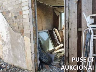 35/100 dalis gyvenamojo namo Klaipėdos r., Priekulėje, Parko g. 4A, pradinė kaina 3700 EUR