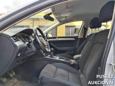 Volkswagen Passat 2015 m. keleivinis automobilis su 203404 km rida - pradinė kaina 8820 EUR