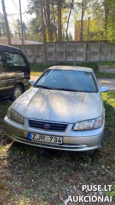 Toyota Camry automobilis 2000 m. aukcione Vilniuje nuo 400 EUR