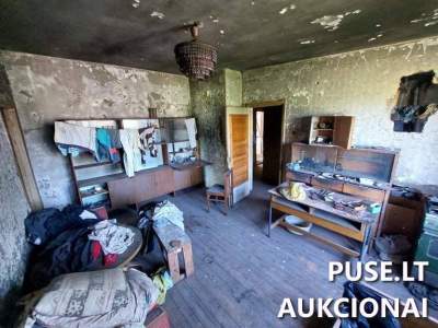 1/4 dalis buto Akmenės r., Menčių k., Aušros g. 3 su ūkiniu pastatu, pradinė kaina 180 EUR