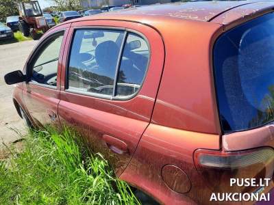 Keleivinis automobilis TOYOTA YARIS antrosioms varžytynėms Kaune už 252 EUR pradinę kainą