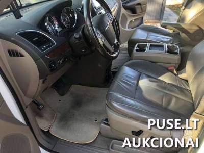 Automobilis Chrysler Town & Country vienatūris nuo 4080 EUR, technine apziura iki 2025-10