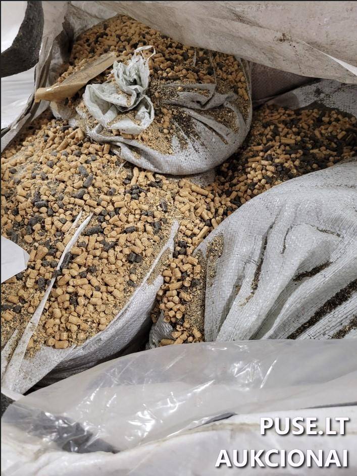 Medienos pjuvenų ir nedidelio kiekio saulėgrąžų lukštų granulės. Iš viso 4630,00 kg (7 didmaišiai) Kitas turtas 3