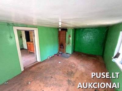 1/2 dalis gyvenamojo namo ir ūkiniai pastatai Radviliškio r., Vadakų miestelyje, pradinė kaina 500 EUR