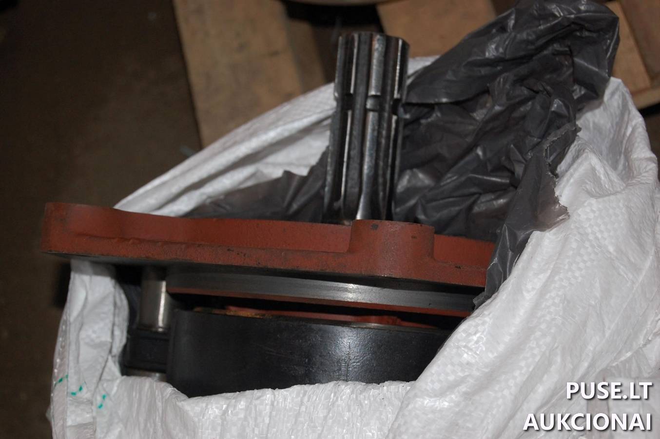 493,85 kg metalo gaminių: 123 kg autodetalių, 6 kg (30 vnt.) kronšteinų, 135 kg mašinų dalių ir 229,85 kg tabako pjaustymo peilių. Kitas turtas 6
