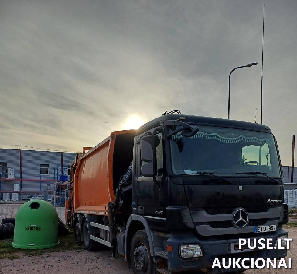 Automobilis - šiukšliavežis su manipuliatoriumi Krovininis automobilis nuo 3,5t. iki 12t. 2