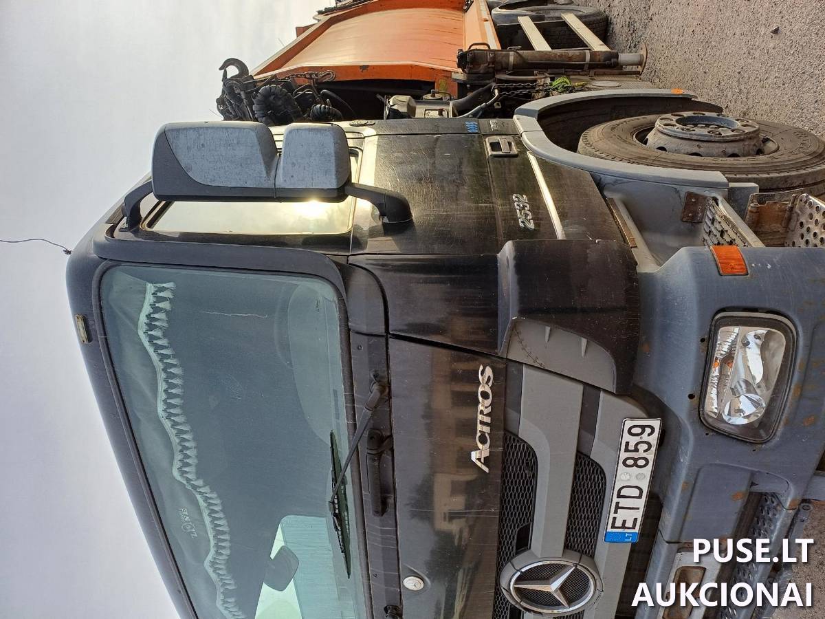 Automobilis - šiukšliavežis su manipuliatoriumi Krovininis automobilis nuo 3,5t. iki 12t. 4