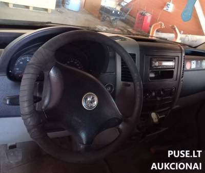 Krovininis automobilis VW Crafter antriniame aukcione nuo 700 EUR - galimybė įsigyti techniškai netvarkingą transporto priemonę