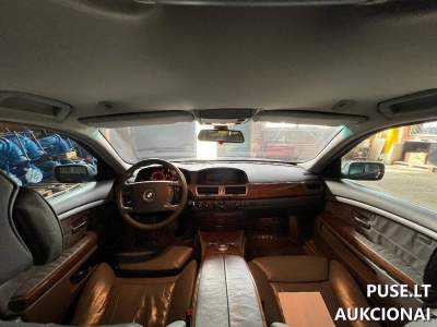 Keleivinis automobilis BMW 730 2004 m. aukcione, pradinė kaina 4840 EUR