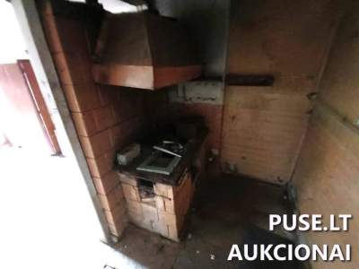 1/2 dalis buto Šiaulių r. sav., Kuršėnuose, Stoties g. 93, pradinė kaina 600 EUR