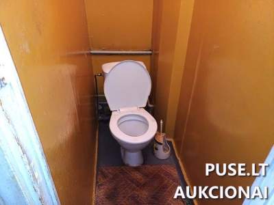 1/2 dalis buto Kaune, Partizanų g. 86, 19400 EUR pradinė kaina, su renovuotu daugiabučiu