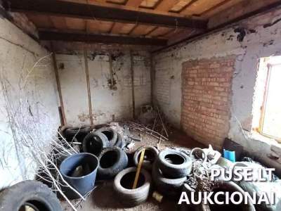 1/2 dalis Kiaulidės pastato Raseinių rajone, Bralinskių kaime, pradinė kaina 3600 EUR