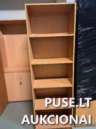 Knygų lentyna aukcione Vilniuje, pradinė kaina 10 EUR