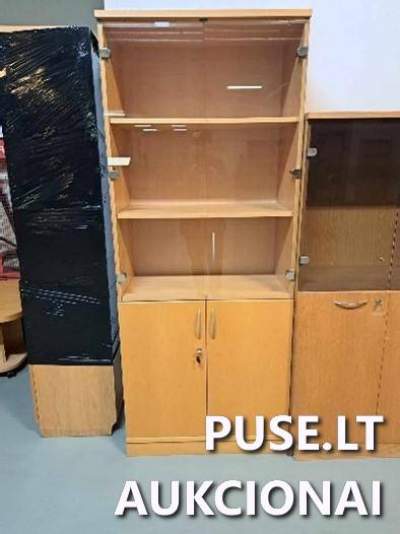 Baldai aukcione Vilniuje: 3 kanceliarinės spintos su stiklais, pradinė kaina 45 EUR