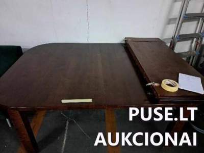 Išskleidžiamas raudonmedžio stalo aukcionas Vilniuje, pradinė kaina 20 EUR