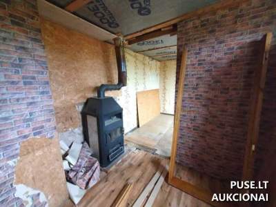 Parduodamas butas Rietavo sav. su ūkiniais pastatais ir žemės sklypu 2400 EUR