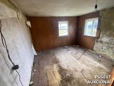 Parduodamas avarinis gyvenamasis namas Lazdijų rajone, Mikyčių kaime, pradinė kaina 6035 EUR