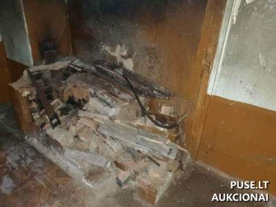 Dalinė gyvenamojo namo ir ūkinio pastato dalis Varnių mieste, Telšių rajone, nuo 1700 EUR