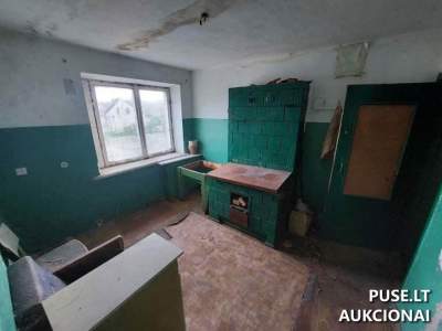 Parduodamas butas Pasvalio rajone, Kidžionių kaime, 43 kv.m, su 1/8 dalimi ūkinio pastato ir lauko tualetais, pradinė kaina 617 EUR