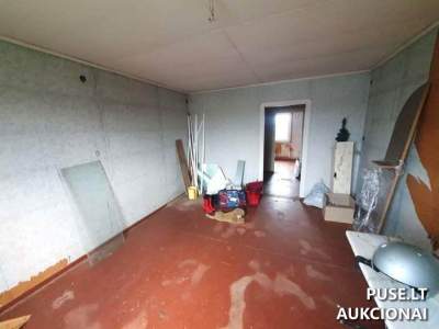 1/2 dalis gyvenamojo namo su ūkiniais pastatais Telšių rajone, Kirklių kaime, 3300 EUR pradinė kaina