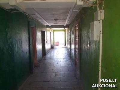 18 kv.m dalis bute su rūsiu Plungėje, V. Mačernio g. 49 pradinė kaina 2457 EUR