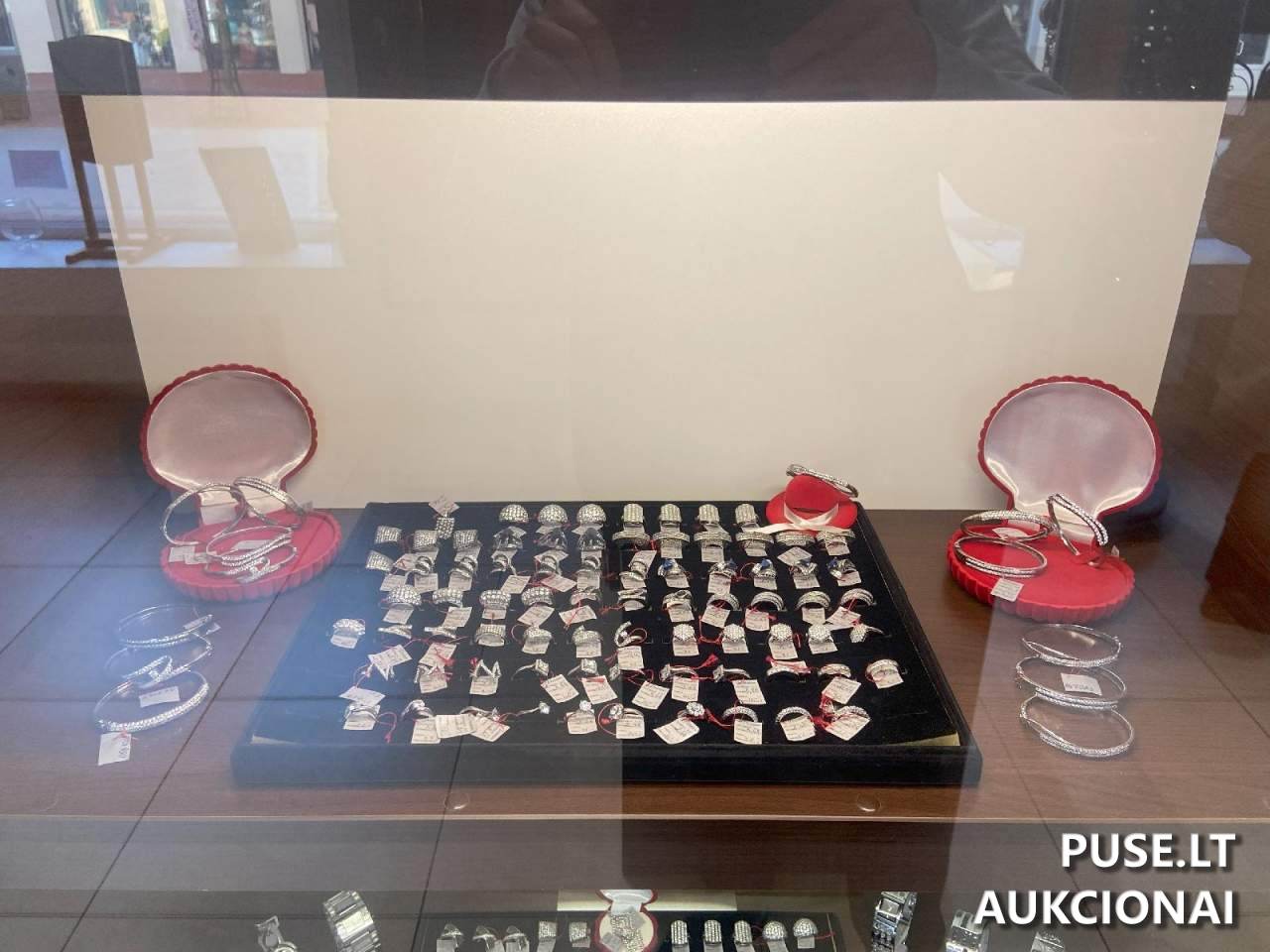 Laikrodžių parduotuvės atsargos, pagal pridedamą sąrašą 2 525 vnt. Kitas turtas 5