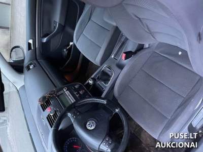 Parduodamas keleivinis automobilis VW GOLF 800 EUR pradinė kaina antstolių varžytynėse Kaune