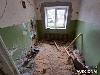 Parduodamas 40 kv.m butas Akmenės mieste Stoties g. 26-2, pradinė kaina 2772 EUR