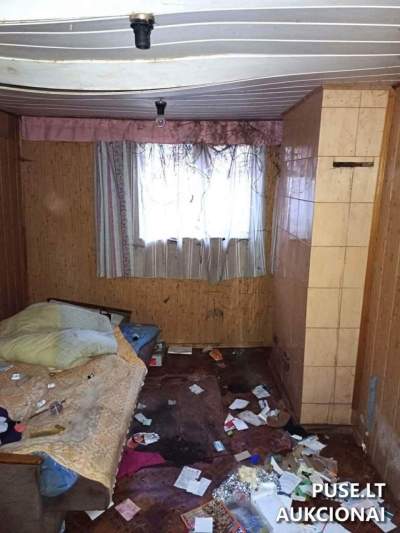 1/2 dalis gyvenamojo namo ir ūkinės paskirties pastatų su 0.1892 ha sklypu Simne, Alytaus r., 1900 EUR pradinė kaina