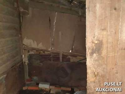 Buto dalis parduodama Telšių r. Brėvikių k. 18-2, pradinė kaina 390 EUR su papildomais statiniais