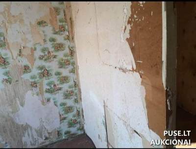 1/2 buto dalis Plungėje, V. Mačernio g. 49, sujungti patalpos 35.60 kv.m, pradinė kaina 1980 EUR