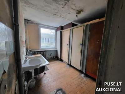 Kambario ir bendro naudojimo patalpų dalies aukcionas Jeruzalės g. 27, Vilniuje. Pradinė kaina 24710 EUR.