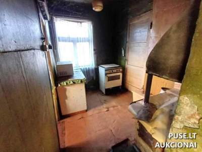 1/2 gyvenamojo namo dalis su ūkiniais pastatais Šiaulių rajone, Kurtuvėnuose, pradinė kaina 2600 EUR