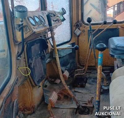 Buldozeris-purkštuvas MP2V T-130, naudota žemės ūkio technika, pradinė kaina 4000 EUR