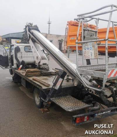 Krovininis specialus automobilis Nissan Cabstar 2004 m. aukcione, pradinė kaina 3000 EUR