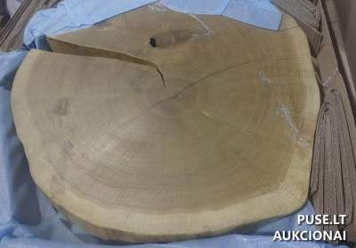 Ąžuolo masyvo stalviršiai 5 vnt. bendra masė 190 kg pradinė kaina 1029 EUR. Muitinės aukcionas.