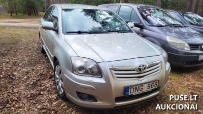 Lengvasis automobilis Toyota Avensis aukcione Vilniuje pradine kaina 700 EUR