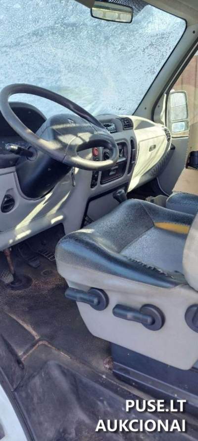 Parduodamas keleivinis automobilis Renault Master Vilniuje, pradinė kaina 350 EUR, defektuotas