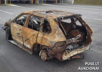 Parduodamas sudegęs Porsche Cayenne aukcione Vilniuje nuo 194 EUR