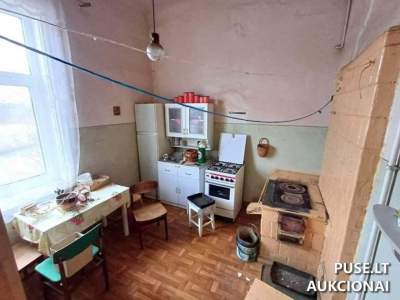 1/2 dalis buto Kuršėnuose, Stoties g. 95-1, pradinė kaina 1300 EUR