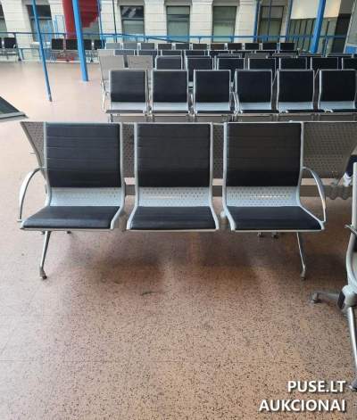 Metalinių triviečių suolų (12 vnt.) viešas pardavimas Vilniuje nuo 150 EUR