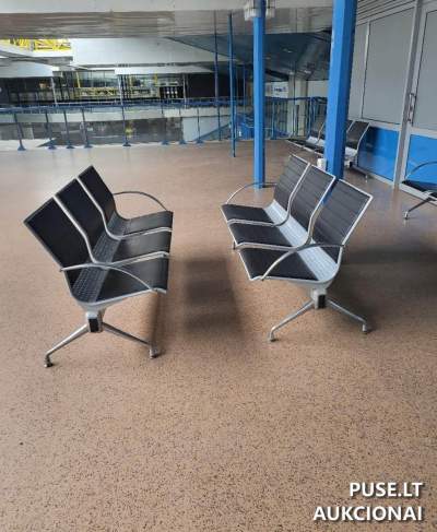 12 vnt. restauruotų metalinių triviečių suolų aukcionas Vilniuje, pradinė kaina 150 EUR